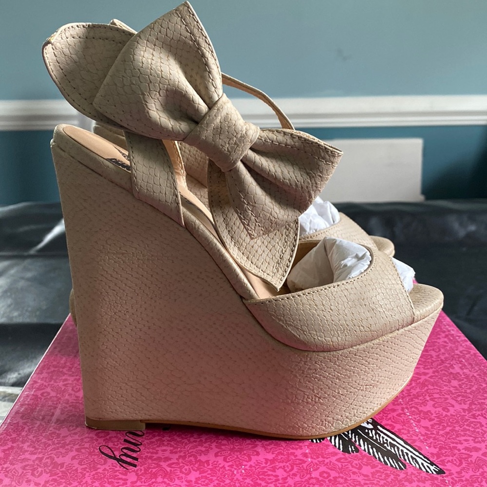 Super cute bowed and ankle strapped platform sandals!